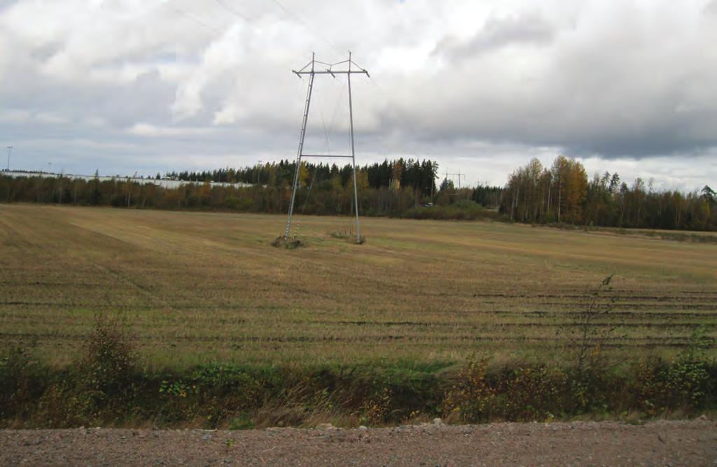 puhelinkaapeleita (osa maakaapeleita ja osa ilmajohtoja). Kon en varastoin alue on mahdollista ulo aa 110 kv johdon alle.