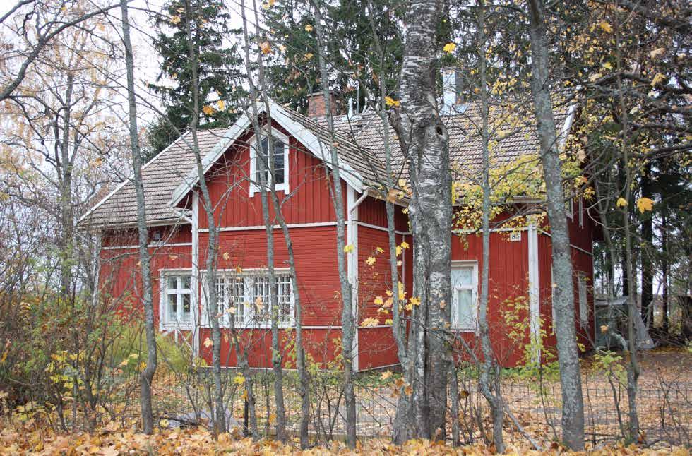 Järvelän syvärunkoinen, lyhytnurkkainen hirsinen päärakennus on vuodelta 1914 134, tilan muut talous- ja ulkorakennukset ovat 1900-luvulta.