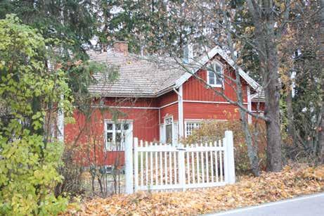 Osayleiskaavassa Järvelässä on sr(5)-merkintä. Järvelän pieni harmaa sauna (121a; luokka 3) istuu kauniisti tien ja rannan välissä.