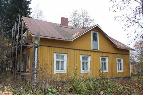 Kaukon päärakennus on vuodelta 1911. 138 Se on kookas, frontonillinen syvärunkoinen maalaistalo. Ikkunat ovat T-malliset, lukuun ottamatta kuistin ja ullakon kuusiruutuisia ikkunoita.