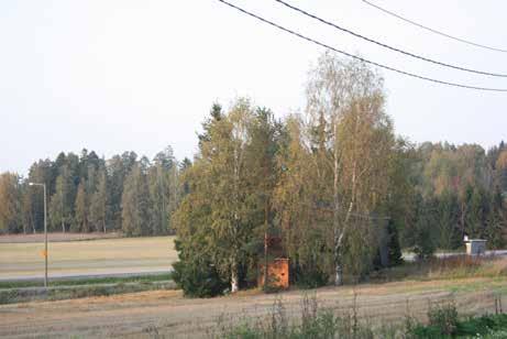 Kylän lävitse kulkeva maantie muutettiin 1700-luvun lopulla Nurmijärvelle vieneeksi yleiseksi maantieksi. Kylästä on myös johtanut tie Helsingin pitäjän Seutulaan ja johtaa sinne edelleen.