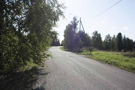 Toinen tärkeä tie on 1800-luvulla osittain hävinnyt Ruotsinkyläntie eli Lahelan ja Ruotsinkylän rajalle vienyt tie 1, joka ylittää Nahkelan eteläpuolisen kauniin peltomaiseman.
