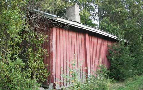 Perttilän päärakennus on leveärunkoinen, jyrkkäharjainen hirsitalo.