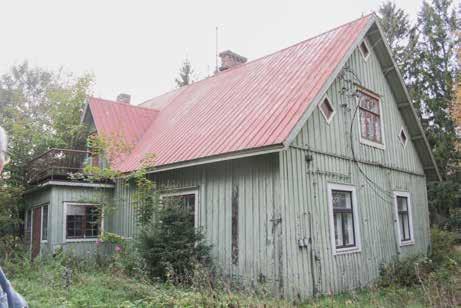 sileänä pystyverhoiltuna toteutettu kantatusta laudasta. Vuorilaudat ovat valkoiseksi maalattua, höylättyä lautaa ja ikkunat pieniruutuisia.