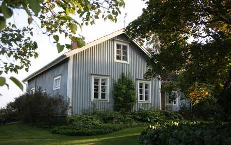 Pihassa on jäljellä joitakin vanhempia ulkorakennuksia: 1700-1800-luvun vaihteesta oleva kolmihuoneinen