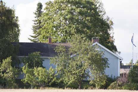 päädystä on purettu talli (sisääntulo pihalle nykyisin on tallin kohdalla) (105b; luokka 2) ja vuonna 1949