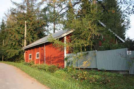 huoneisiin vievistä ovista ainakin yhdessä on alkuperäinen, keskiruudun ympärille muotoon höylätyistä laudoista