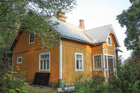 pääikkunat, jotka on jaettu kolmeen yhtä suureen pystyikkunaan ja neljään ruutuun jaettuun
