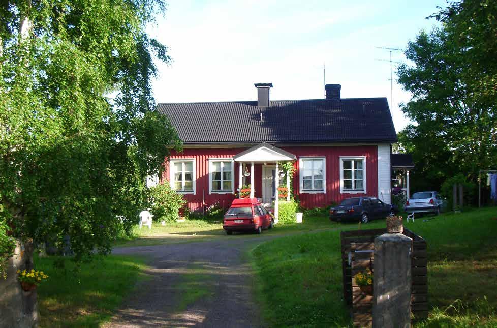 Koulu sijaitsee Nahkelan tiiviisti rakennetun kylän länsipäässä ja on tärkeä osa sen kokonaisuutta.