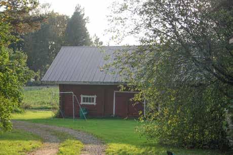 Nykyisillä liikennemäärillä tien sijainti vaarantaa rakennuksen säilymisen; ajotien siirto olisi hyvä ratkaisu ja tien pinta ei saisi missään tapauksessa nousta nykyisestä.