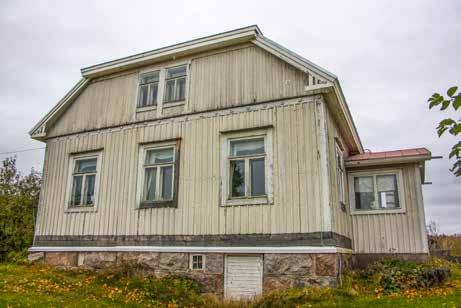 Pieniruutuisia ikkunoita ei välttämättä ole aikoinaan edes toteutettu, sillä rakennuksen ikkunat laseineen vaikuttavat olevan alkuperäiset.