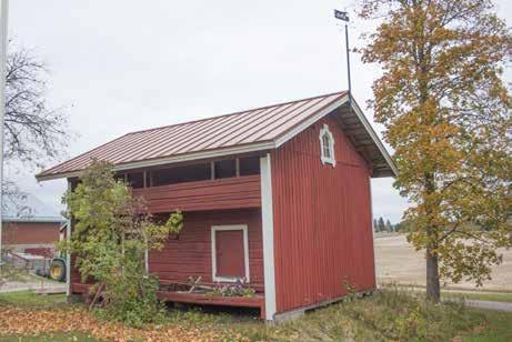 Sauna (108b; luokka 2) on vuodelta 1907 mutta se on koottu kahdesta vanhasta kehikosta 23, sementtitiilinen navetta (108c; luokka 3) vuodelta 1937 ja puimala (108d; luokka ) 1950-luvulta.