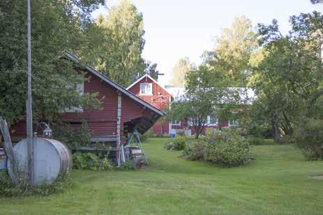 rimalaudoitettu Aromaan mökki (109d; luokka 2) vuodelta 1950. 31 Murrosta itään on tilasta vuonna 1915 lohkaistun Kivelän tilan rakennuskantaa: Kivelän (239; luokka 2) asuinrakennus vuodelta 1921.