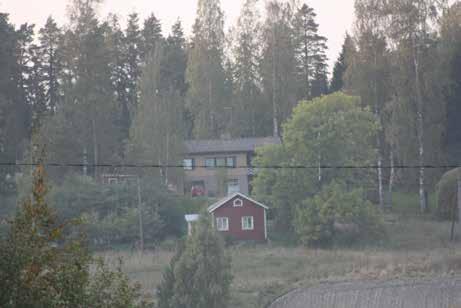 harjakattoinen umpikuisti, josta leveän eteisen kautta kuljetaan keskeistupaan ja osaan päätykamareista.