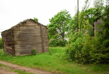 Päärakennuksen pohjoispuolella oli samanlaisessa tilassa ollut aitta. 81 Nummi-Mattilaan rakennettiin Nummisuutarit- elokuvaa varten 1920-30-luvulla muutama valeikkuna. Talon pääovi oli ns.