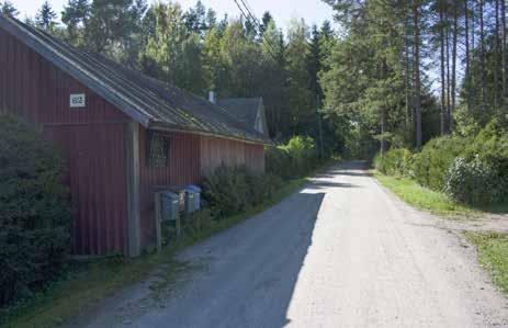 Ne ovat muodoltaan pieniä yksinäistupia, pystyvuorattuja mökkejä, joista osaa on muokattu mm. jatkamalla nykyvaatimusten mukaisiksi.
