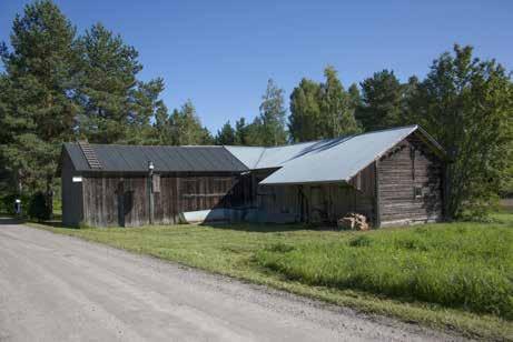 Aholan päärakennus (114a, luokka 1) on vuonna 1929 rakennettu tyypillinen harjakattoinen, lyhytnurkkainen puolitoistakerroksinen pikkutalo, jossa on kaksi kamaria, tupa ja eteistilat käsittävä