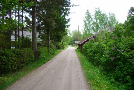 Kiemurteleva, aitojen ja muutaman vanhan ulkorakennuksen reunustama kapea