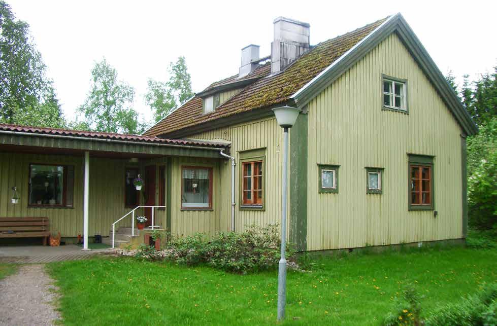 Puolitoistakerroksinen, hirsinen päärakennus valmistui vuonna 1934 ja läpikäytävällä varustettu punatiilirakenteinen navetta (115a; luokka 2) puurakenteisine latoineen vuotta myöhemmin.