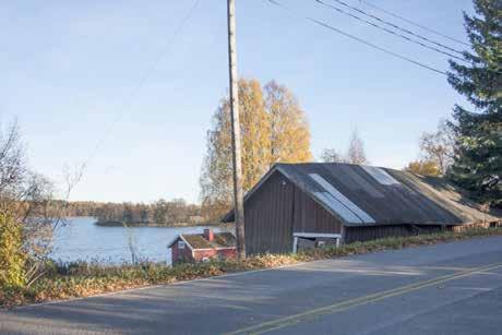 Pihapiiriin kuuluu myös rantasauna sekä aivan tiessä kiinni oleva ulkorakennus (228k; luokka 3), joka rajaa raittinäkymää.
