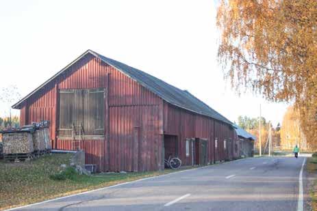 223A Katilan talousrakennusrivi tien vieressä.