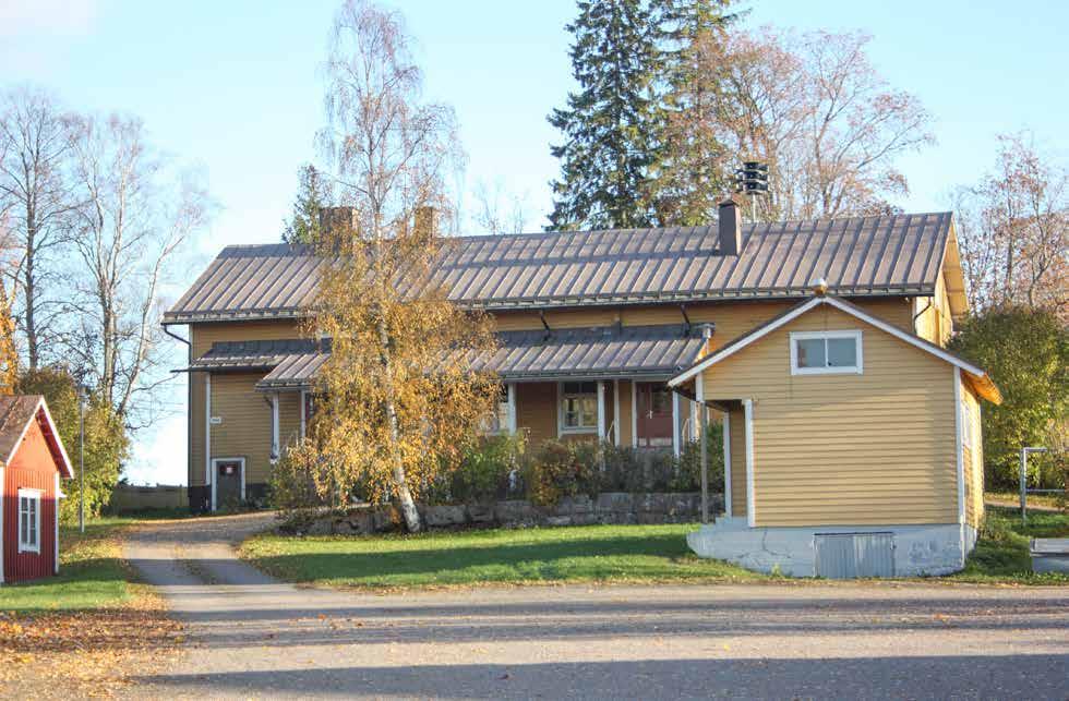 Koulusalin, veistosalin, 3 huonetta ja keittiön opettajia varten käsittänyt koulu oli valmis syksyllä 1905. Pihalle nousi myös ulkorakennus, jossa oli varasto ja käymälät.