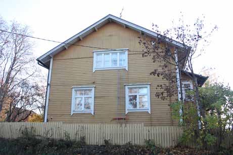 Julkisivun koristelu oli ja on edelleen lievästi kansallisromanttinen. Alkujaan koulussa oli pärekatto.