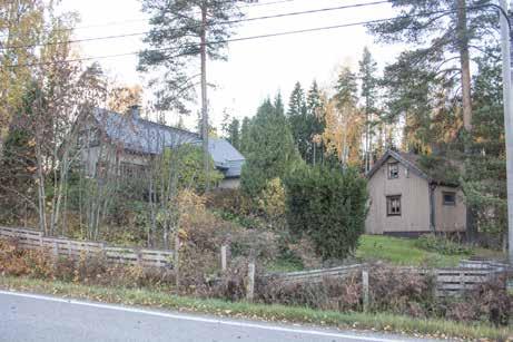 Ylempänä samalla mäellä on Suonranta noin vuodelta 1920 periytyvä puolitoistakerroksinen ja idyllinen keltainen talo (116l; luokka 2), kauniin puutarhan keskellä.