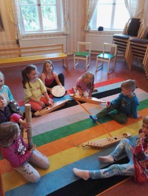 Uusi upea lukuvuosi 2017-2018 odottaa! Musiikkiopiston uuden lukuvuoden aloitustilaisuus järjestetään Kalannin koulun auditoriossa perjantaina 11.8.2017 klo 18 ja syyslukukauden opetus alkaa tiistaina 15.