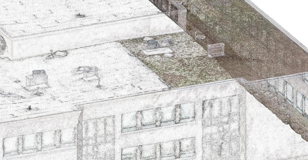 32 Kuva 18. Pistetiheyden ero mustalla huopakatolla (vasen) ja sorakatolla (oikea). Kuva: Autodesk Revit. Pistetiheyden lisäksi tekstuuri vaikuttaa pistepilven tarkkuuteen.