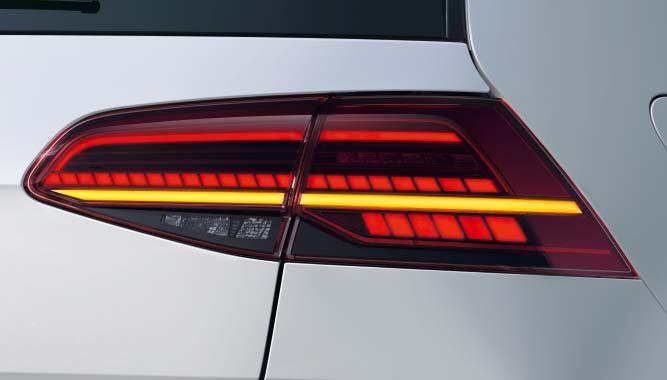 V 02 Uuden Golf GTE:n keulan suljettu jäähdyttimensäleikkö ja siniset koristelistat huokuvat edistyksellisyyttä ja aerodynamiikkaa.