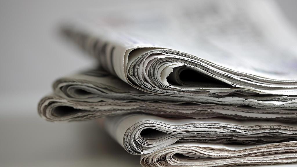 Sanomalehti ilmestyy yleensä monta kertaa viikossa ja se sisältää ajankohtaista uutistietoa sekä mm. reportaaseja, kulttuuria, urheilua, viihdettä.