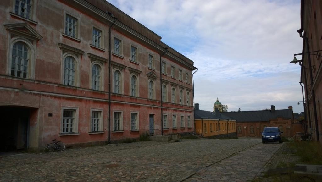 4. Tutkimusmenetelmät Kohteen rakennuskannan historialliset vaiheet selvitettiin Ruotsin ja Venäjän vallan aikaisten karttojen ja piirrosten sekä 1995 ja 2013 Museovirastossa tehtyjen