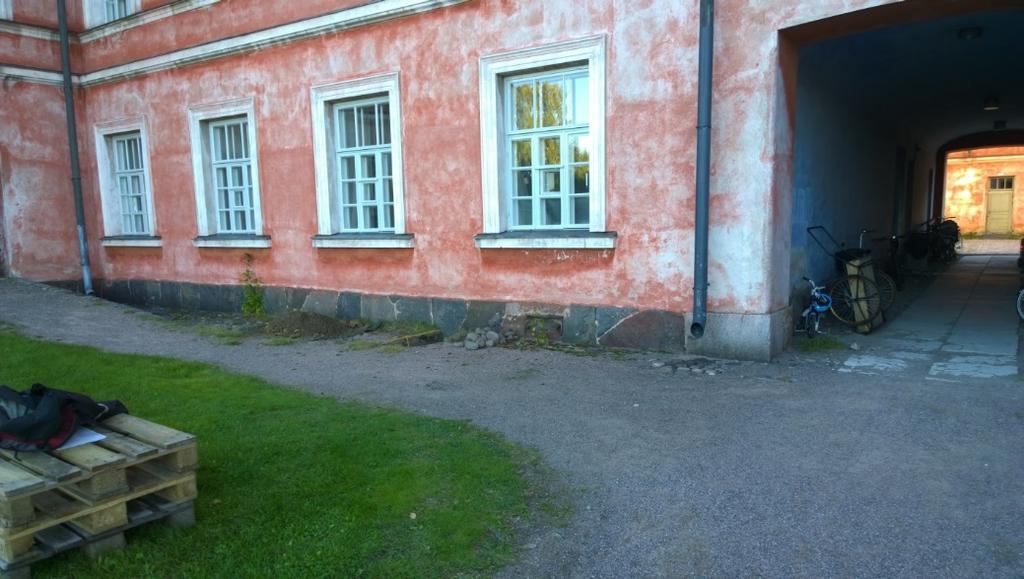 5. Havainnot Talon ympärille on mahdollisesti 1970-luvun remontin aikana tehty kauttaaltaan betonisokkeli, jonka yläpinnan korko ja syvyys maan pinnasta vaihtelee paikasta riippuen noin 14-15 m mpy