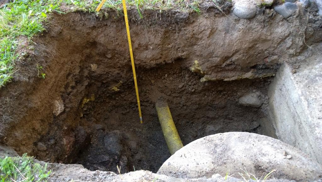Koekuoppa 2 kaivettiin talon länsiseinustalle pohjoisemman porrashuoneen pohjoispuolelle, talon nurkasta noin 6,5 metriä etelään. Koekuopan laajuus oli noin 1,45 x 1,0 m.