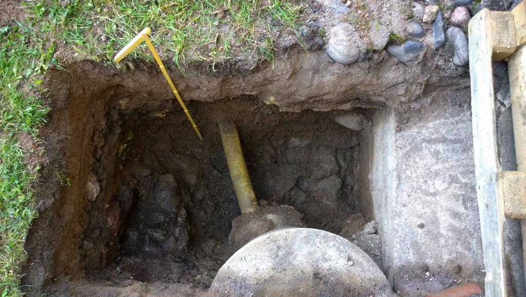 Koekuoppaan sattui betonikaivo, jonka pinta oli hieman sokkelia korkeammalla. Kaivosta lähti salaojaputki noin 60 cm syvyydellä maanpinnasta. Putki on asennettu hiekkakerrokseen.