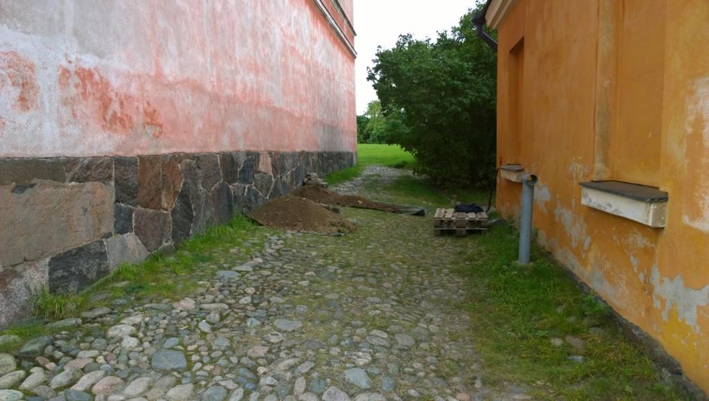 Heti villan alla kuopan luoteispäässä oli isoja kiviä.