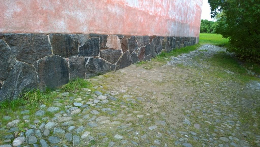 Koekuopan laajuus oli noin 1,45 x 0,95 metriä. Betonisokkeli on valettu kallion päälle, joka täällä viettää rakennuksesta poispäin.