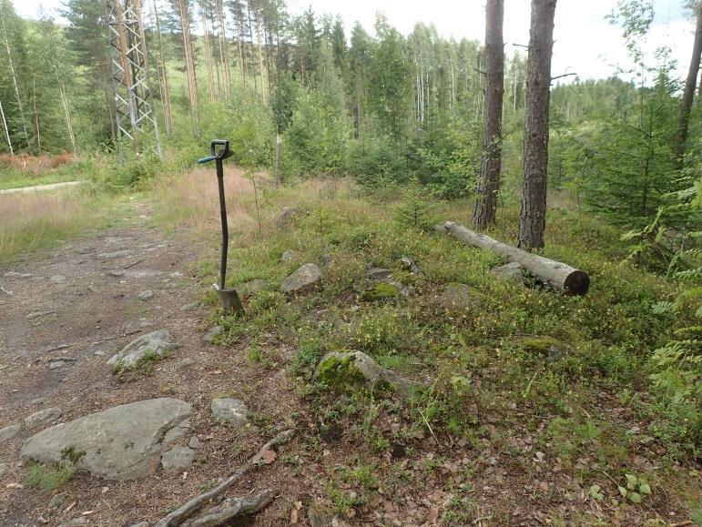 moreenikumpareella, sen laen kaakkoisreunalla on kivistä tehdyn rajamerkin jäännökset. Kohdalla on kolmen vanhan kylän rajapiste: Tuusulan Ruotsinkylä, Vantaan Kirkonkylä (enklaavi) ja Tikkurila.