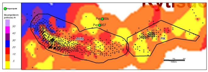 275 Kuva 12-15 Maapeitteen vahvuus Ahmavaaran sekä Pikku-Suhangon louhoksien kohdalla kairareikätietojen perusteella. Plussat edustavat kairareikiä, vihreä piste on pohjavesiputki. Kuva 12-16.