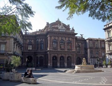 oopperasäveltäjän Bellinin mukaan nimettyyn Teatro Massimo Belliniin.