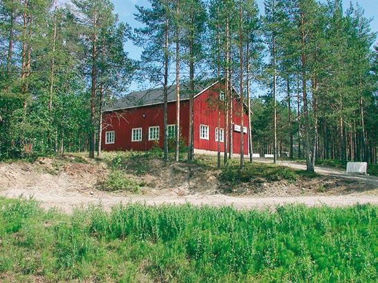 Kauniisti kylämaisemaan asettuva uudistettu talokeskus. Taustalla Sarivaara.