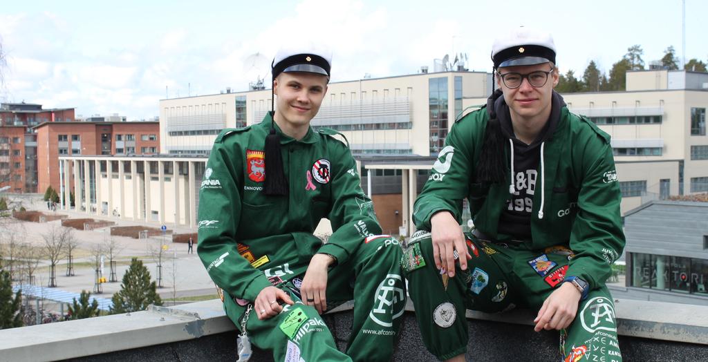 Fuksisektori ja tutorit esittäytyvät Nimi: Jesse-Eemeli Viljanen Ikä: 20 Kotikoti: Kuusamo jesse.viljanen@student.tut.fi 040 8281813 Moro!