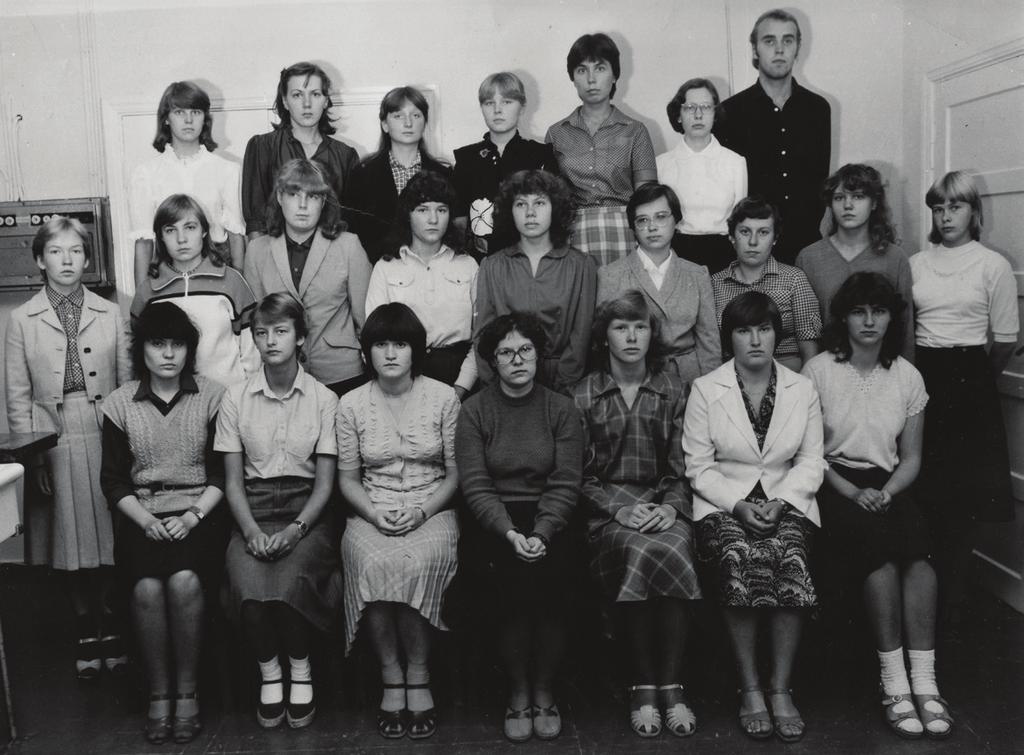 Lennud Meie kursuse lugu - 25 aastat ülikooli lõpetamisest Jälgisin 1981. aastal Tartus maiparaadi.