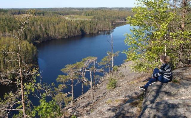 Merkinnällä osoitetaan saariston ja järvialueen veneretkeilyyn liittyvät ulkoilukohteet sekä retkeilyn kannalta tärkeät alueet maakunnallisten ja seudullisten reittien varrella.