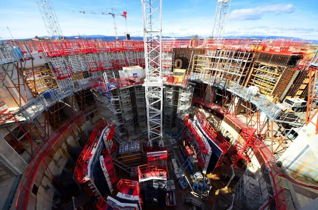 12 3.1 ITER International Thermonuclear Experimental Reactor (ITER) on maailman suurin rakenteilla oleva Tokamak-reaktori. Kuvassa 3.1 esiintyy ITER-koereaktori vielä rakennusvaiheessa.