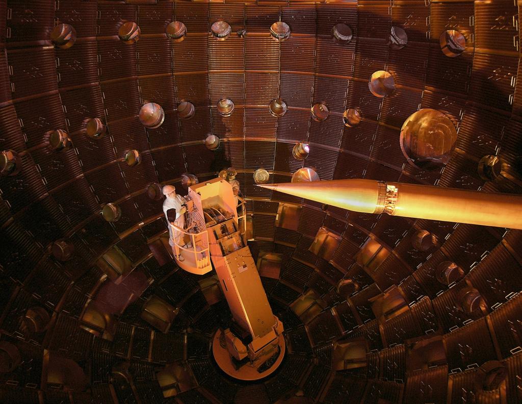 19 hän mennessä on ollut neljä miljardia dollaria (Lawrence Livermore National Laboratory, n.d.). Kuva 3.5: Kuva NIF:n sytytyskammion sisältä.