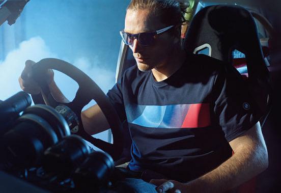 Sininen verkko-osa. Materiaali: polyesteri. Valkoinen / Team Blue 80 16 2 446 452 BMW Motorsport fani-t-paita, naisille. Urheilullinen T-paita, jossa pyöristetty helma ja pidempi selkäosa.