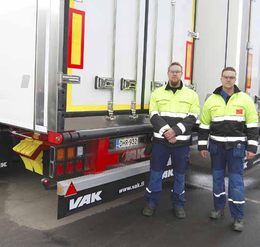taakse, Jarmo Laine VAK:lta kertoo. Jakelukäyttöön sopivassa uutuussliderissa on erikoisnostin, jonka sivutolpat liukuvat perälautaa käytettäessä alas.