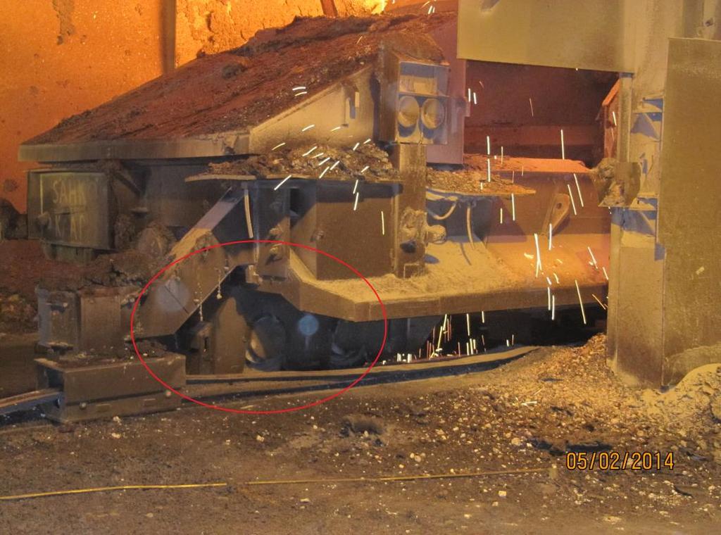KUVA 35. Terässenkkavaunun suojaamaton kohta Terässenkkavaunun ja virranottimen avonainen väli tulisi suojata paremmin.